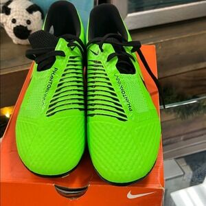 Nike Men's  Neon Green Phantom Sneakers NEW
Men's size 8 women's size 9.5